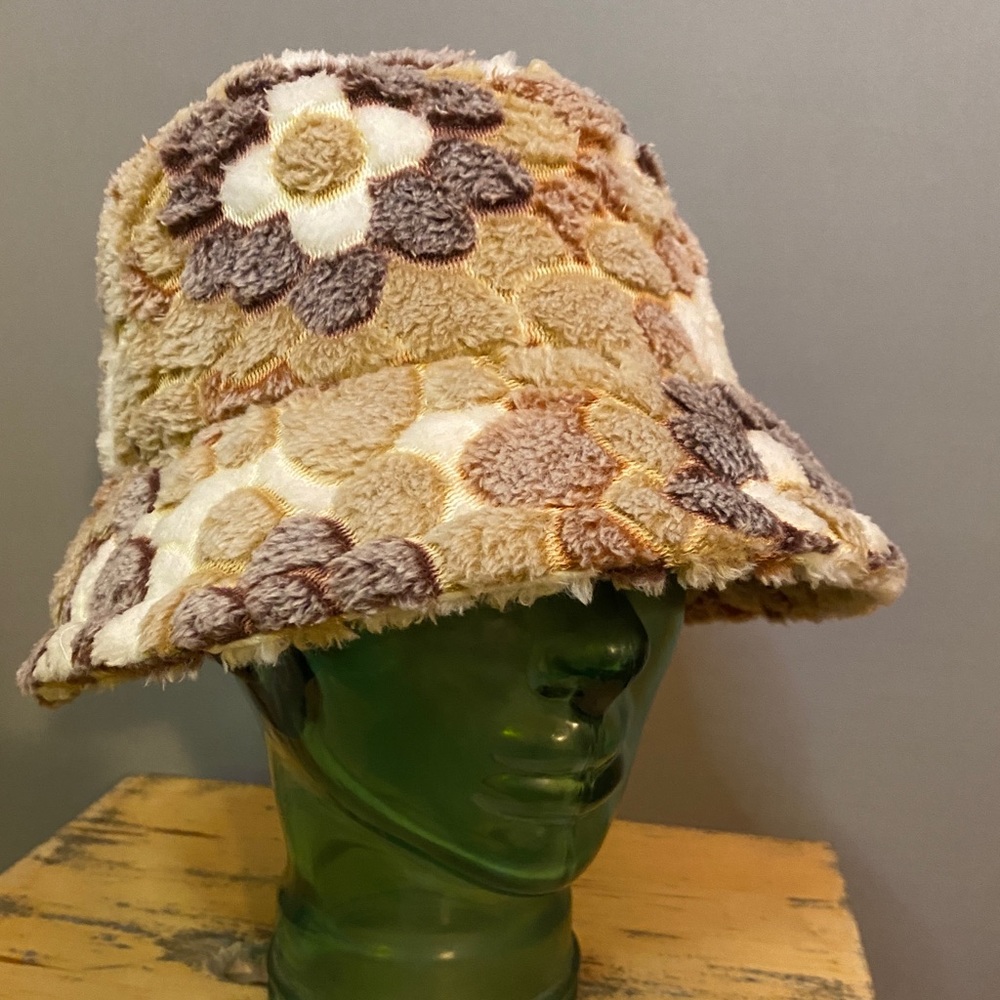 So 90’s bucket hat artist made fluffy soft fabric